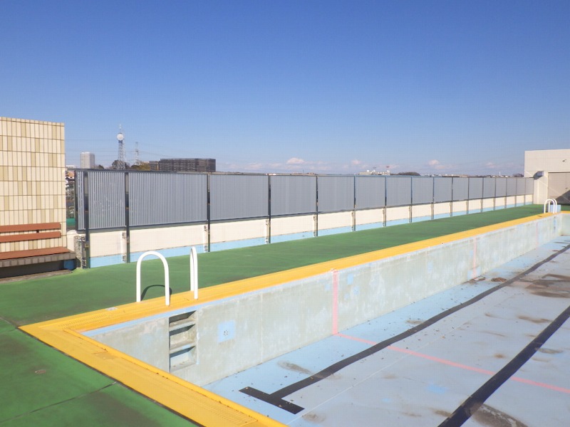 横浜市戸塚区 学校 屋上プールフェンス設置 横浜市でアルミサッシの制作なら横浜バンダイ